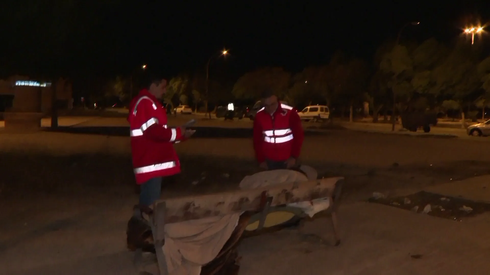 Sanitarios atendiendo a un sintecho en Elche Sanitarios atendiendo a un sintecho en Elche