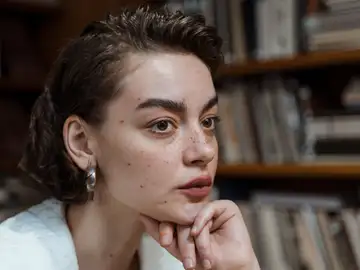 Una mujer con pecas y lunares en el rostro Una mujer con pecas y lunares en el rostro