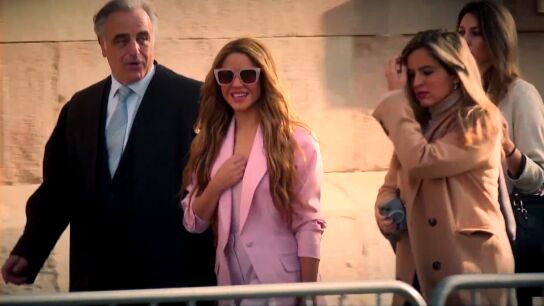 Shakira, de la sudadera al traje rosa: la cantante da una imagen muy distinta en el día del juicio
