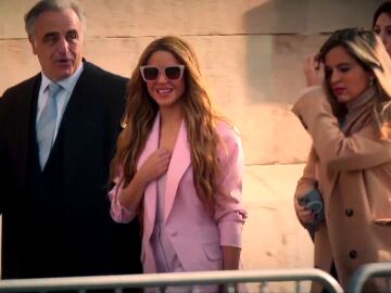 Shakira, de la sudadera al traje rosa: la cantante da una imagen muy distinta en el día del juicio