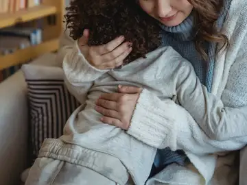 Unna madre abraza a su hija Unna madre abraza a su hija