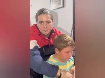 José David, el linense que se hizo barbero para poder cortar el pelo a su hermano con autismo José David, el linense que se hizo barbero para poder cortar el pelo a su hermano con autismo