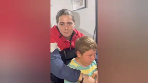 José David, el linense que se hizo barbero para poder cortar el pelo a su hermano con autismo José David, el linense que se hizo barbero para poder cortar el pelo a su hermano con autismo