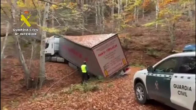 Otro tráiler atrapado en la sierra riojana cuando buscaba una gasolinera 'fantasma' Otro tráiler atrapado en la sierra riojana cuando buscaba una gasolinera 'fantasma'