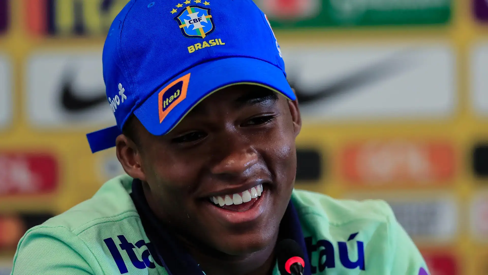 Endrick, sonriente en rueda de prensa