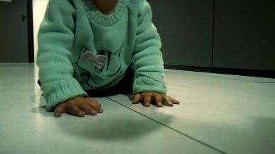 El motorista que alertó de que una niña de 18 meses gateaba sola tras escaparse de la guardería: 