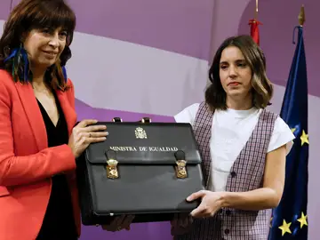 La nueva ministra de Igualdad, Ana Redondo (i) e Irene Montero (d) La nueva ministra de Igualdad, Ana Redondo (i) e Irene Montero (d)