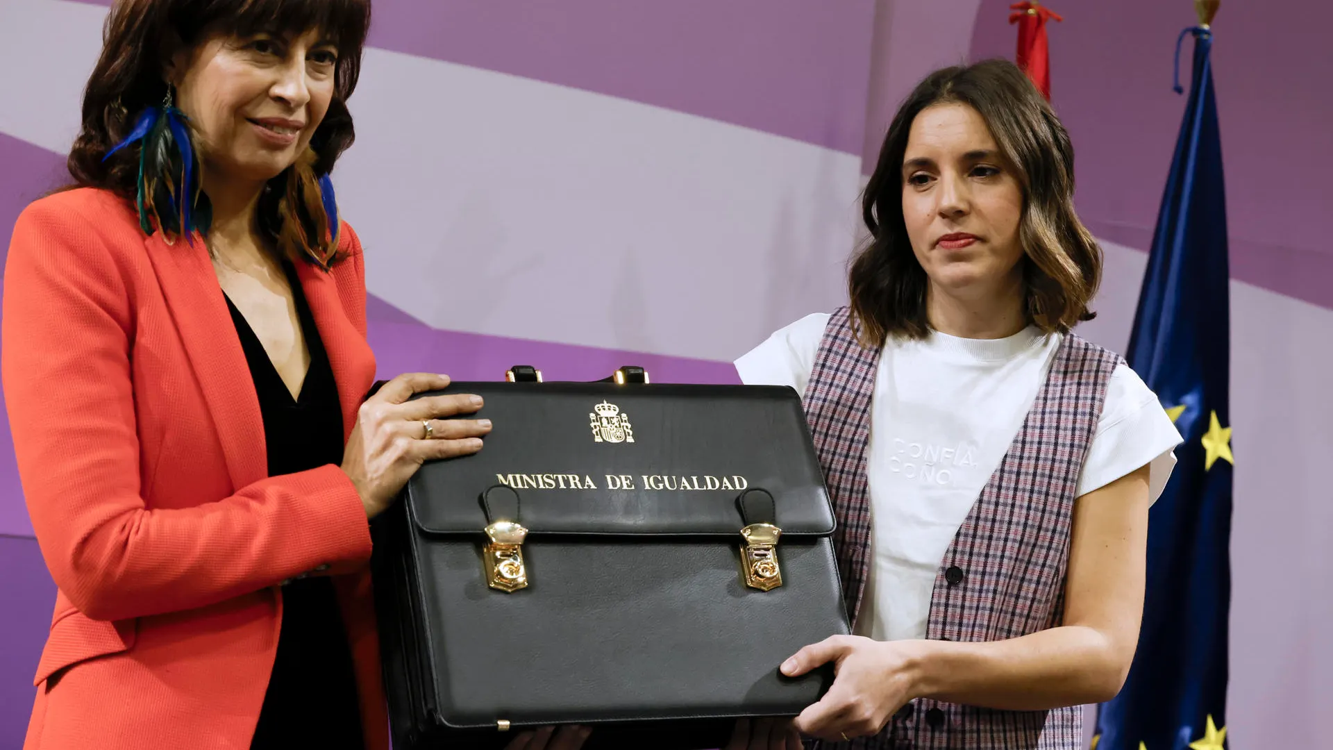 La nueva ministra de Igualdad, Ana Redondo (i) e Irene Montero (d) La nueva ministra de Igualdad, Ana Redondo (i) e Irene Montero (d)