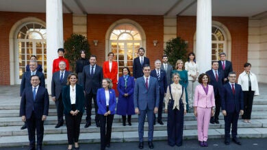 Los nuevos ministros de Pedro Sánchez se hacen su primera foto de familia entre sonrisas y cordialidad