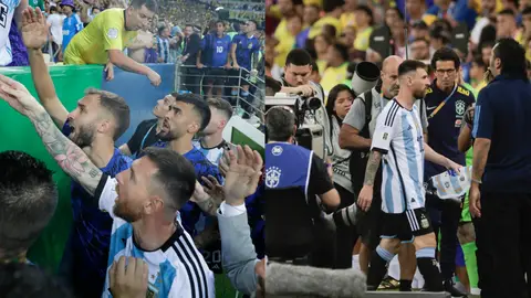 Leo Messi trata de mediar en mitad de la batalla en Maracaná