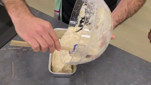 Pon la masa en un recipiente con aceite Pon la masa en un recipiente con aceite