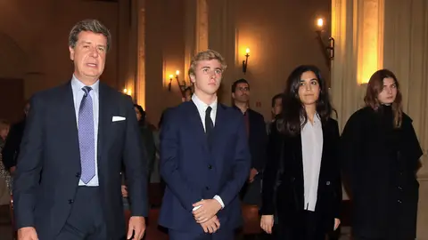 Cayetano Martínez de Irujo con sus hijos, Luis y Amina, y su novia, Bárbara Mirjan Cayetano Martínez de Irujo con sus hijos, Luis y Amina, y su novia, Bárbara Mirjan