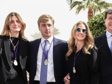 Cayetano Martínez de Irujo y Genoveva Casanova con sus hijos Amina y Luis Cayetano Martínez de Irujo y Genoveva Casanova con sus hijos Amina y Luis