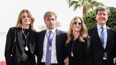 Cayetano Martínez de Irujo y Genoveva Casanova con sus hijos Amina y Luis Cayetano Martínez de Irujo y Genoveva Casanova con sus hijos Amina y Luis