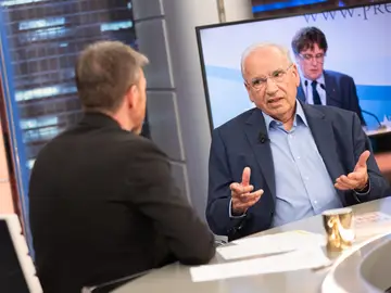 Alfonso Guerra se moja sobre un hipotético referéndum en Cataluña: "Si lo hicieran, tendría que ser para toda España" Alfonso Guerra se moja sobre un hipotético referéndum en Cataluña: "Si lo hicieran, tendría que ser para toda España"