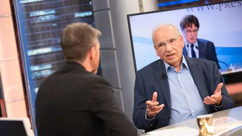 Alfonso Guerra se moja sobre un hipotético referéndum en Cataluña: "Si lo hicieran, tendría que ser para toda España" Alfonso Guerra se moja sobre un hipotético referéndum en Cataluña: "Si lo hicieran, tendría que ser para toda España"