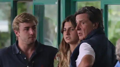 Cayetano Martínez de Irujo con sus hijos Luis y Amina Cayetano Martínez de Irujo con sus hijos Luis y Amina