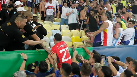 Dibu Martínez trata de frenar una carga policial en Maracaná Dibu Martínez trata de frenar una carga policial en Maracaná