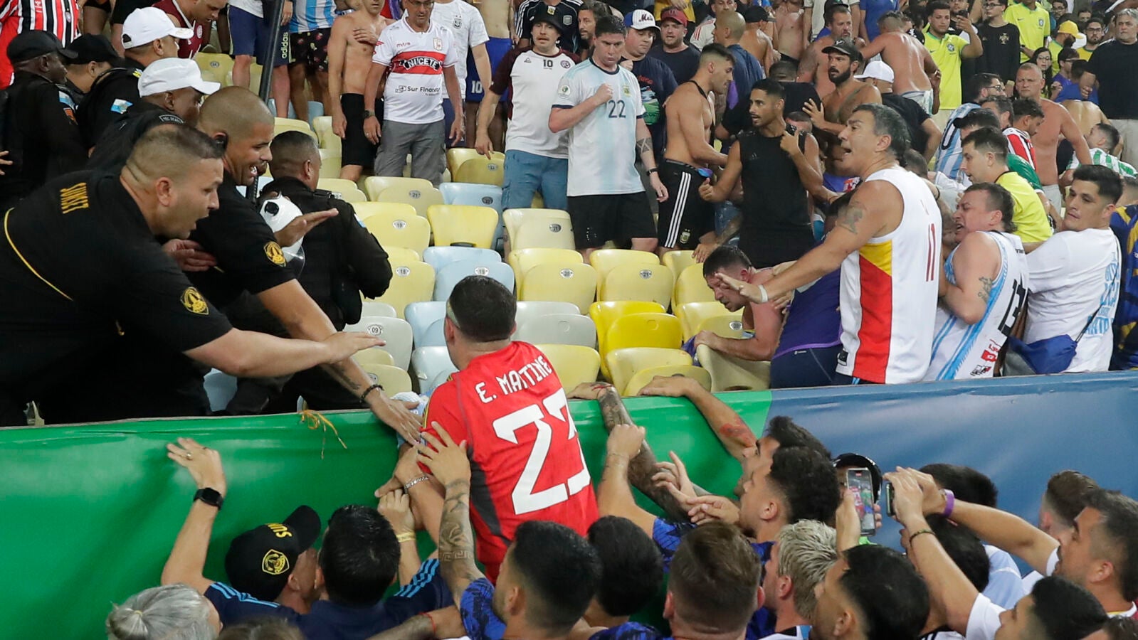 El momento en el que Dibu Martínez enloquece y se va a por un policía en Maracaná