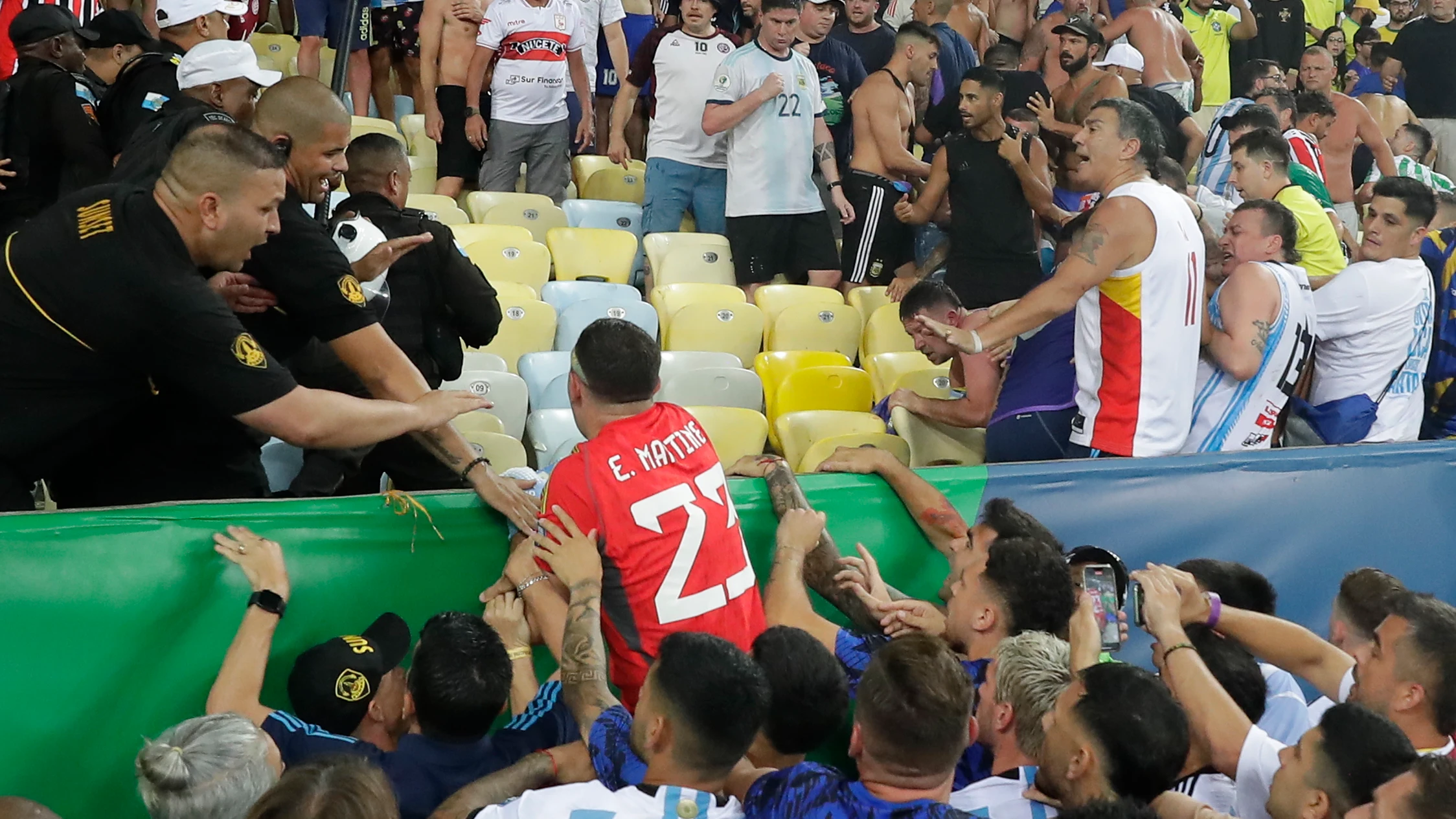 Dibu Martínez trata de frenar una carga policial en Maracaná Dibu Martínez trata de frenar una carga policial en Maracaná