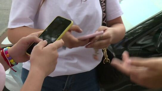 Ni&ntilde;os con sus m&oacute;viles