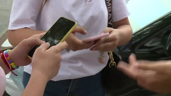 Niños con sus móviles Niños con sus móviles