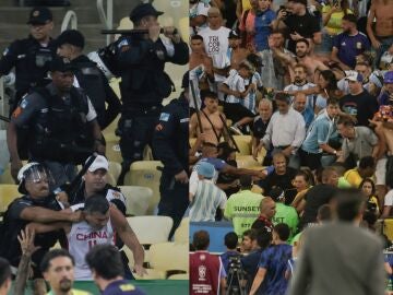 Imágenes de la policía cargando contra aficionados argentinos en Maracaná