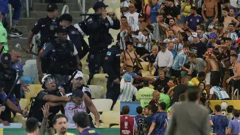 Imágenes de la policía cargando contra aficionados argentinos en Maracaná Imágenes de la policía cargando contra aficionados argentinos en Maracaná