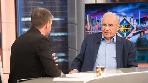 Alfonso Guerra critica las concentraciones frente a las sedes del PSOE: "Los escraches hacen todo el daño del mundo" Alfonso Guerra critica las concentraciones frente a las sedes del PSOE: "Los escraches hacen todo el daño del mundo"