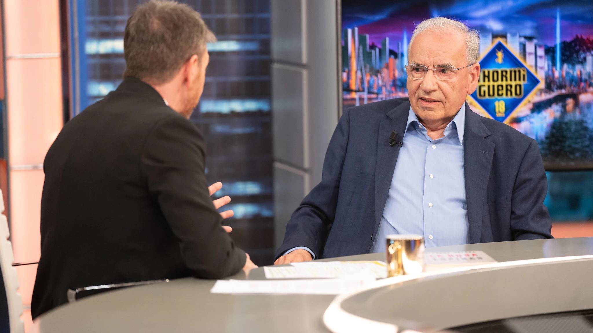 Alfonso Guerra critica las concentraciones frente a las sedes del PSOE: "Los escraches hacen todo el daño del mundo" Alfonso Guerra critica las concentraciones frente a las sedes del PSOE: "Los escraches hacen todo el daño del mundo"