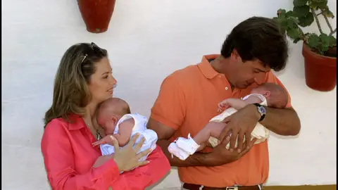 Cayetano Martínez de Irujo y Genoveva Casanova presentando a sus hijos Amina y Luis Cayetano Martínez de Irujo y Genoveva Casanova presentando a sus hijos Amina y Luis