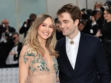 Suki Waterhouse y Robert Pattinson Suki Waterhouse y Robert Pattinson