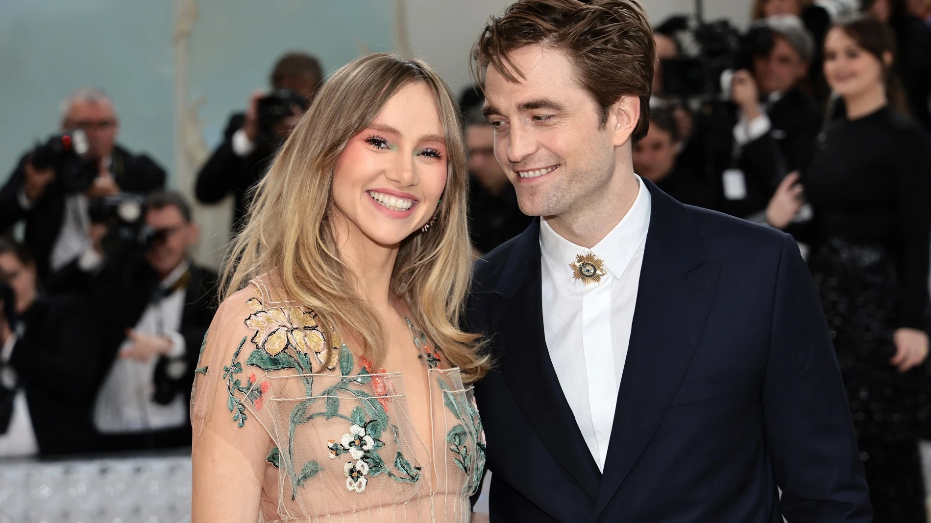 Suki Waterhouse y Robert Pattinson Suki Waterhouse y Robert Pattinson