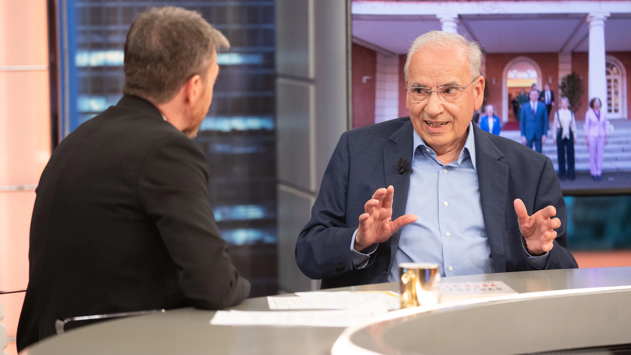 Pablo Motos pone el dedo en la llaga con Alfonso Guerra: "¿Sigue siendo de izquierdas o se ha hecho usted facha?" Pablo Motos pone el dedo en la llaga con Alfonso Guerra: "¿Sigue siendo de izquierdas o se ha hecho usted facha?"