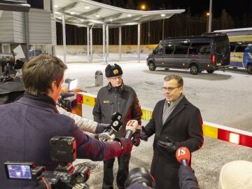 El primer ministro finlandés, Petteri Orpo, anunciando el cierre de fronteras con Rusia.