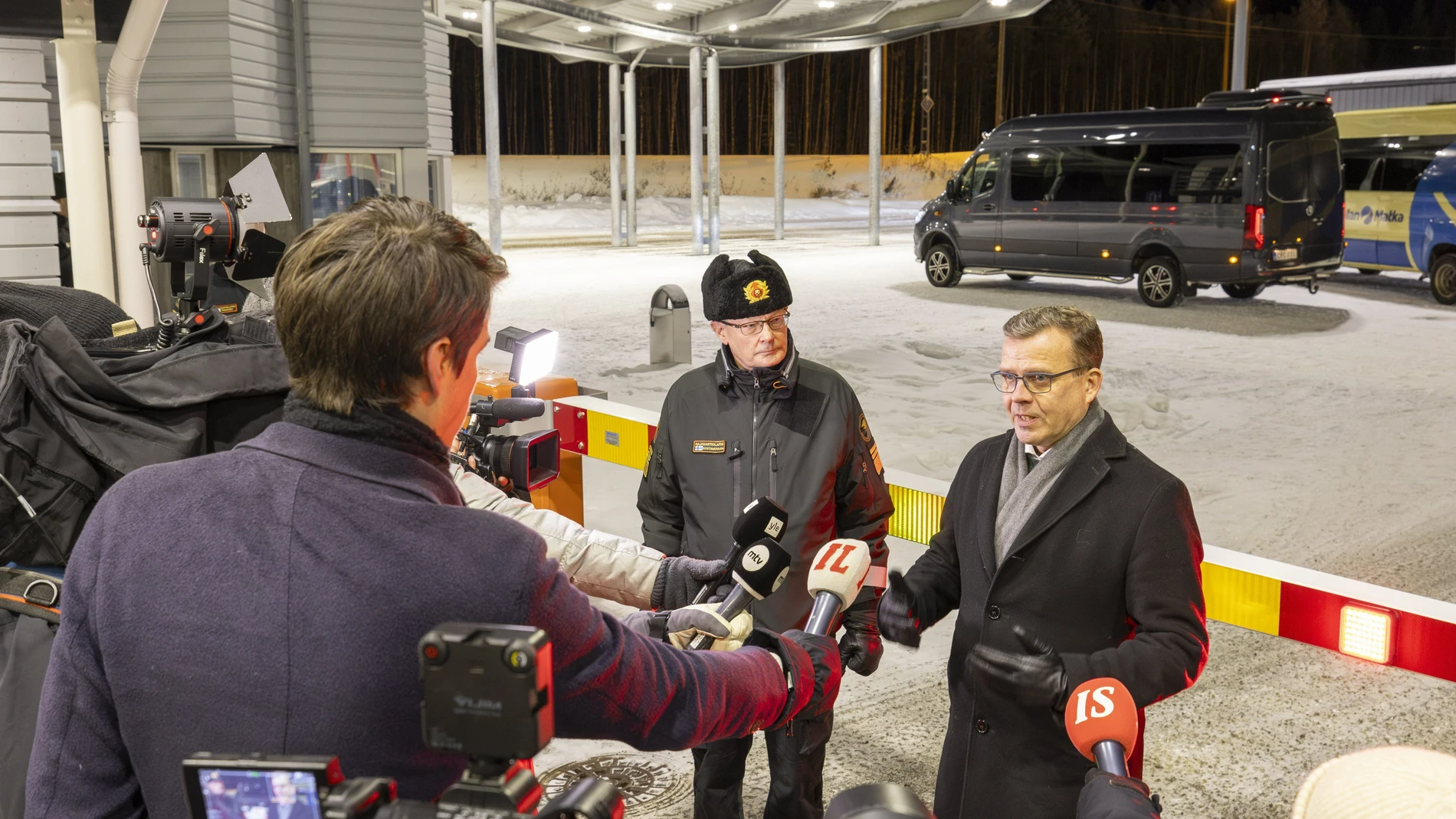 El primer ministro finlandés, Petteri Orpo, anunciando el cierre de fronteras con Rusia.