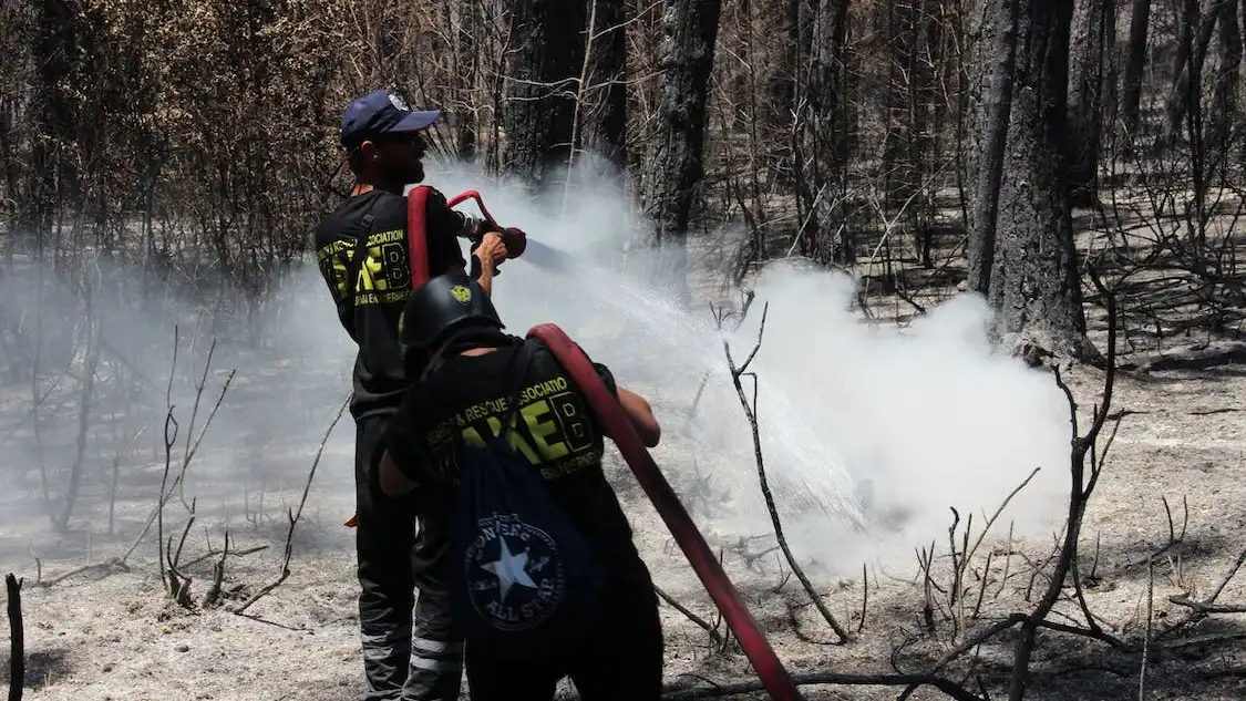 Bomberos apagando incendio