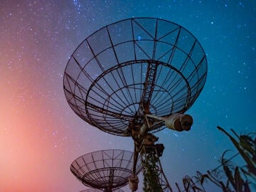Imagen de un radiotelescopio por la noche
