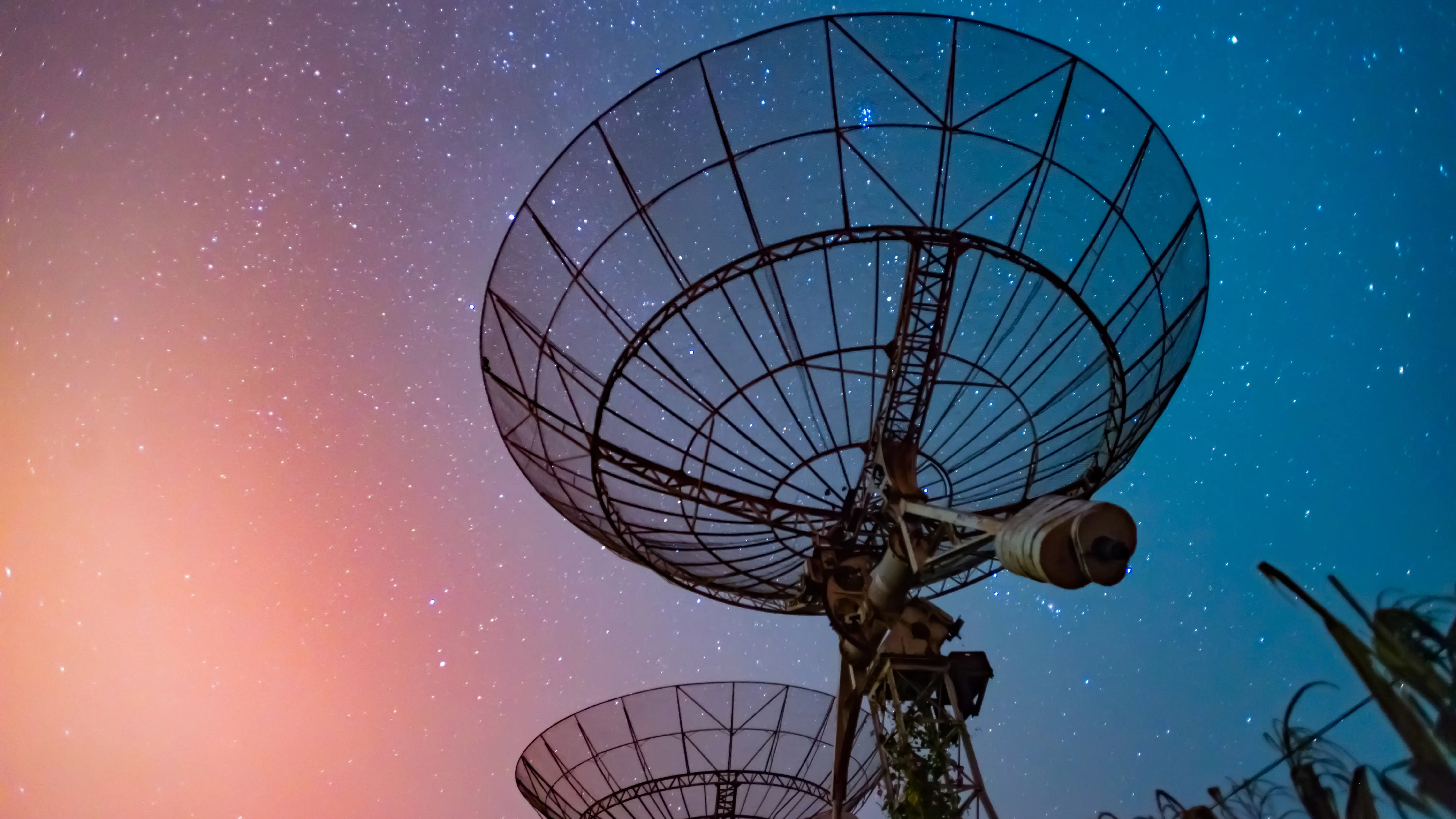Imagen de un radiotelescopio por la noche Imagen de un radiotelescopio por la noche