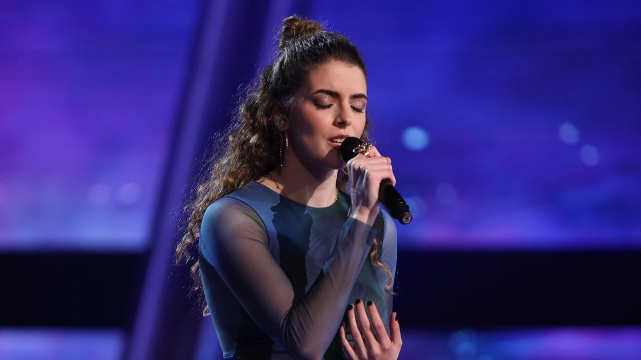 María ilumina el escenario con To Love You More a las puertas de la final de El Regreso