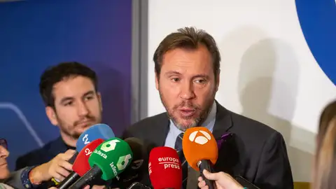 Óscar Puente atendiendo a los medios de comunicación