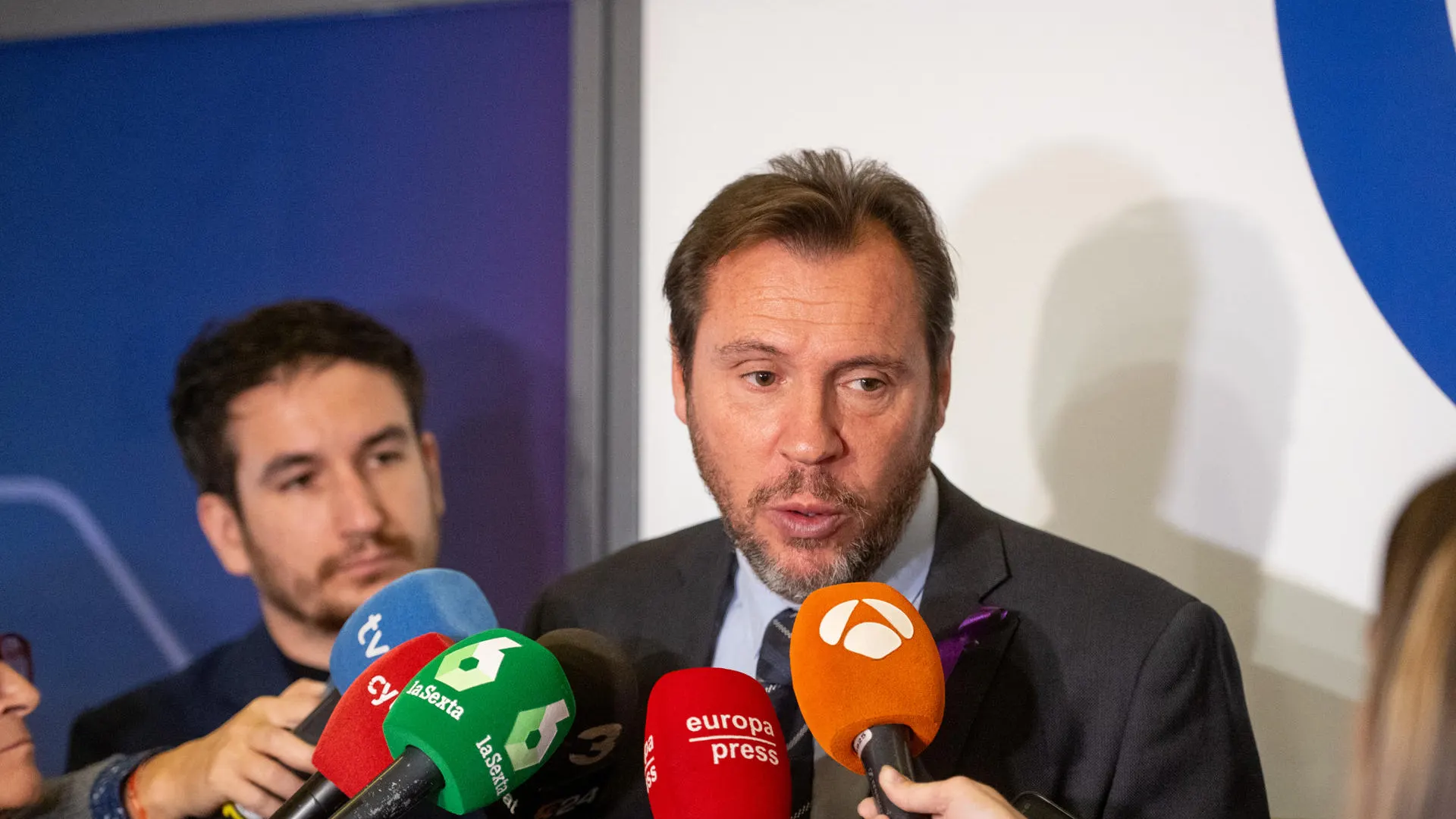 &Oacute;scar Puente atendiendo a los medios de comunicaci&oacute;n