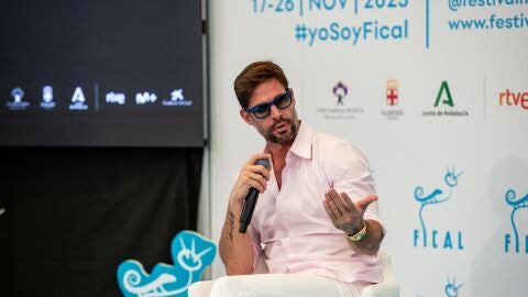 Wlliam Levy recibe un premio en FICAL