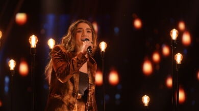 Lucía fascina con su propia versión de Soldadito marinero en el escenario de La Voz 