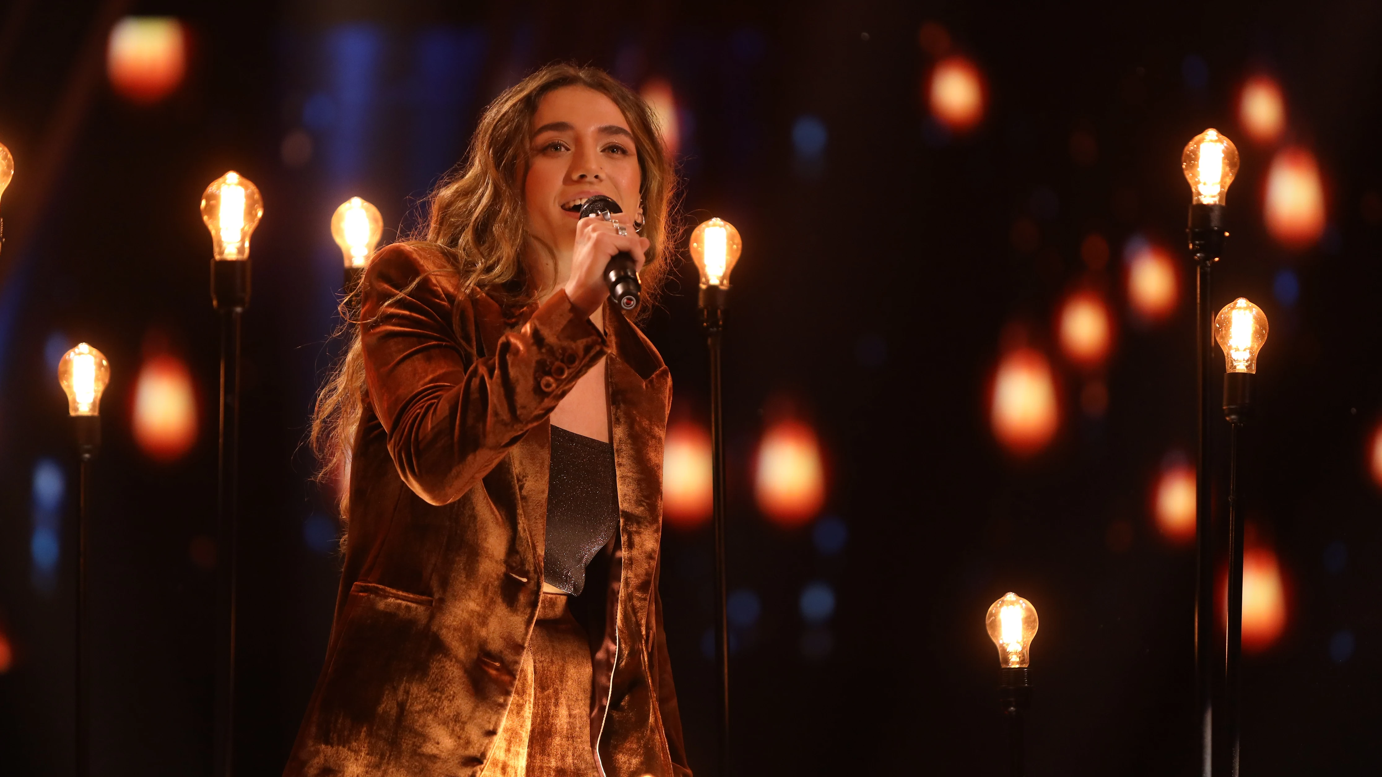 Luc&iacute;a fascina con su propia versi&oacute;n de Soldadito marinero en el escenario de La Voz 