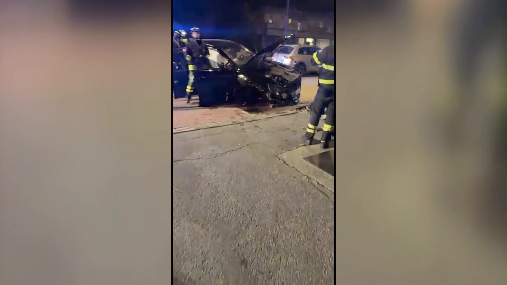 Mario Balotelli estrella su coche en Brescia y sale del vehículo tambaleándose Mario Balotelli estrella su coche en Brescia y sale del vehículo tambaleándose