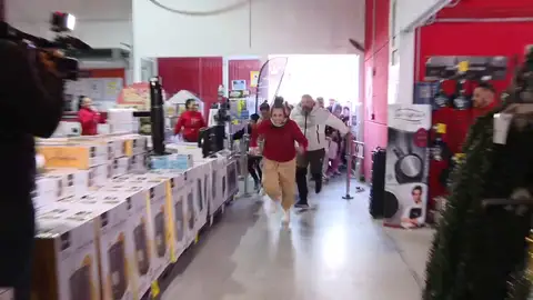 Compradores durante el Black Friday Antena 3 Noticias