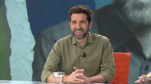 Gonzo viaja con el Imserso y descubre cómo disfrutan hoy los jubilados: "La felicidad llega en cualquier momento" Gonzo viaja con el Imserso y descubre cómo disfrutan hoy los jubilados: "La felicidad llega en cualquier momento"