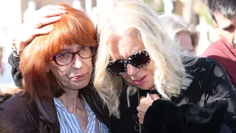 Bárbara Rey junto a su hermana Petra Bárbara Rey junto a su hermana Petra