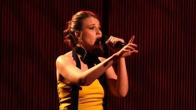 Luna conquista al público con una versión tango de El día que me quieras 